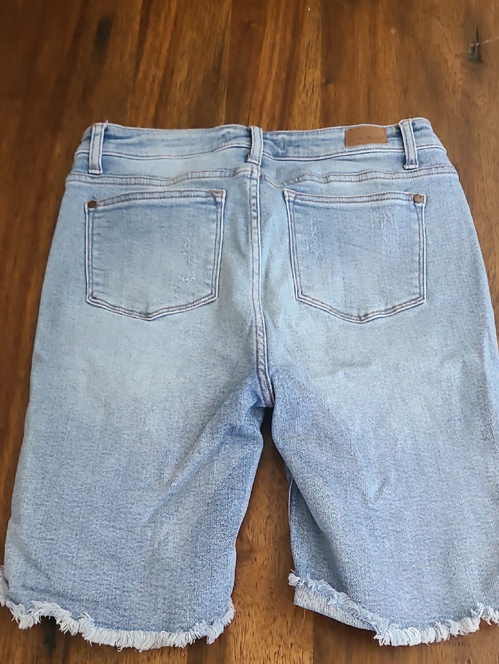 Judy blue light wash distressed Bermuda shorts Size Large - Picture 4 of 4